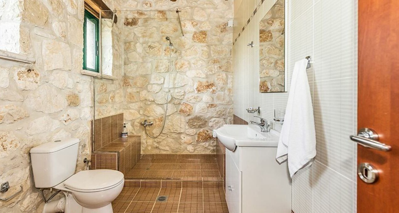 Photo of Bathroom in Psarou
