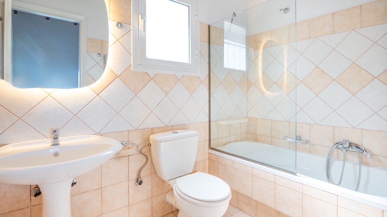 Photo of Bathroom in Petaleia
