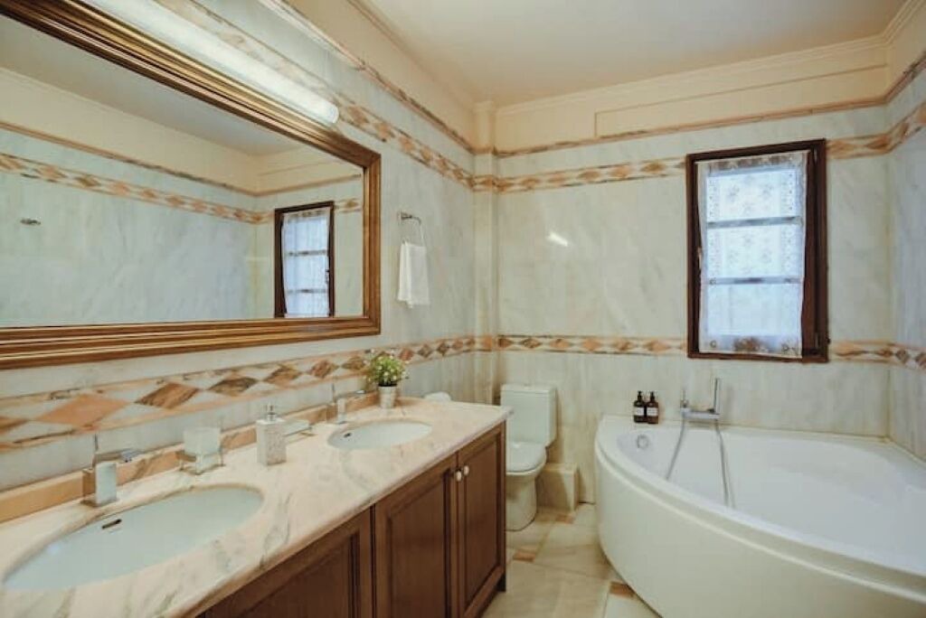 Photo of Bathroom in Longos