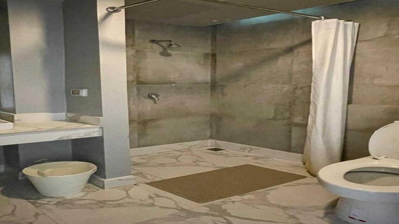 Photo of Bathroom in Thanon Phetchaburi