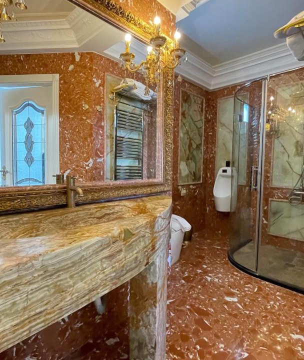 Photo of Bathroom in Politiko