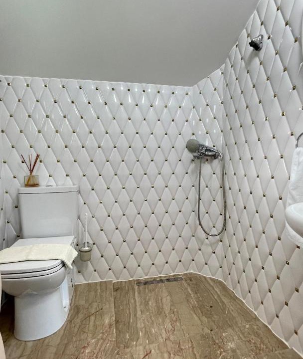 Photo of Bathroom in Politiko