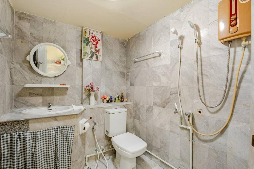 Photo of Bathroom in Khanna Yao