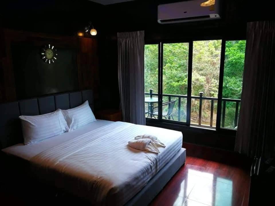 Photo of Bedroom in Huai Yot