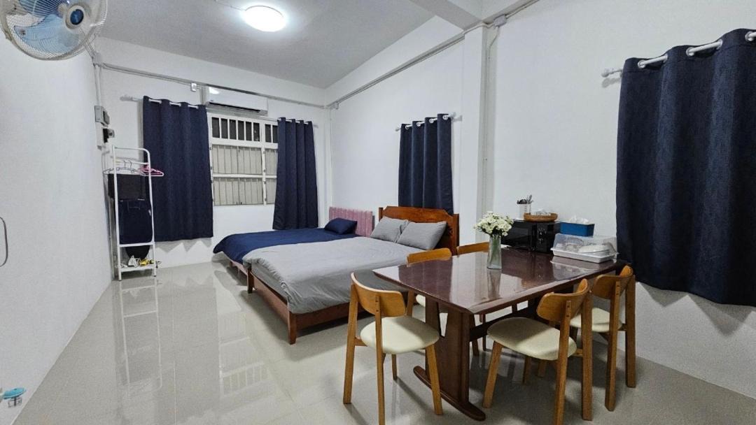 Photo of Bedroom in Thanon Phetchaburi