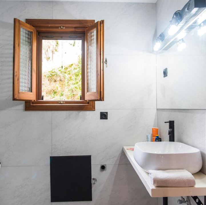 Photo of Bathroom in Gardenos