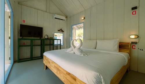 Deluxe Double Room, 1 King Bed, Non Smoking, Private Bathroom