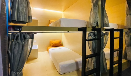 4 bunk bed mixed dorm room