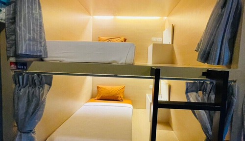 4 bunk bed female dorm room
