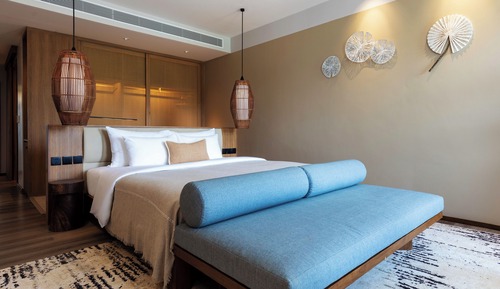 Luxe Plus Pool View King bed