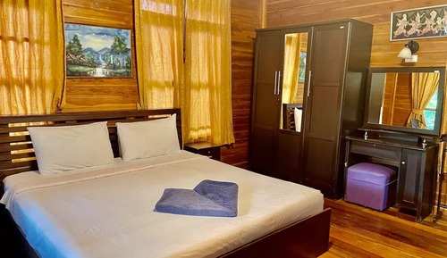 Traditional Bungalow, 1 King Bed, Pool View