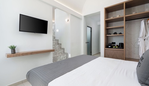 Junior Suite with Hot Tub (Outdoor Hot Tub, Quadruple)