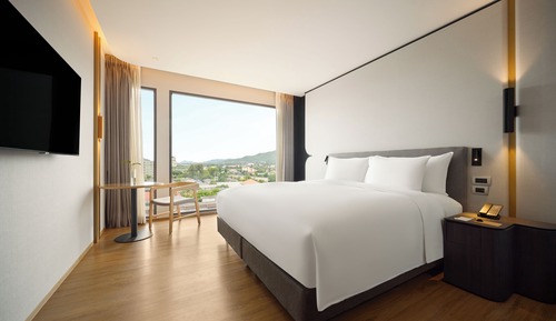 Room (Hillside)