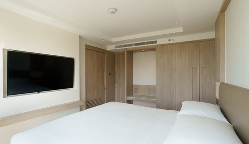Executive Suite, 1 King Bed, City View