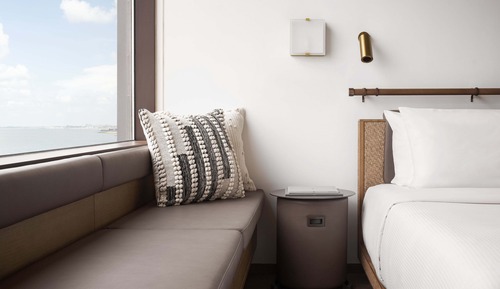 Deluxe Room, 1 King Bed, River View