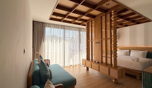 Superior Pool Access - King Bed