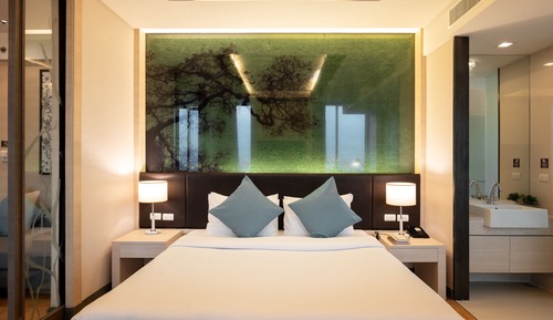 Premier Room, 1 King Bed, Corner