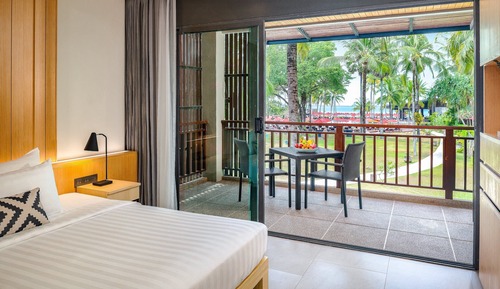 Deluxe Room, 1 King Bed (Oasis)