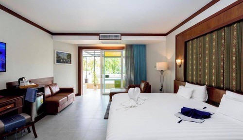 Executive Suite with Pool Front