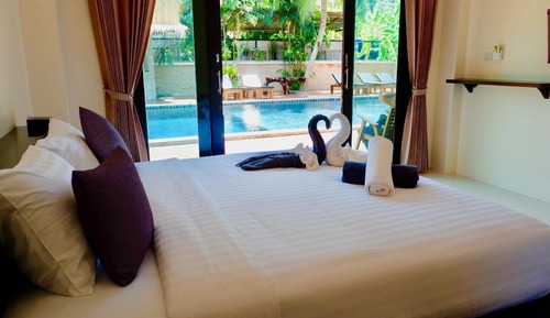 Double Room, 1 King Bed, Poolside