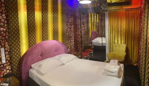 Deluxe Double Room, 1 Queen Bed (Retro Glam)