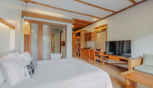 Deluxe Room, 1 King Bed, Pool Access