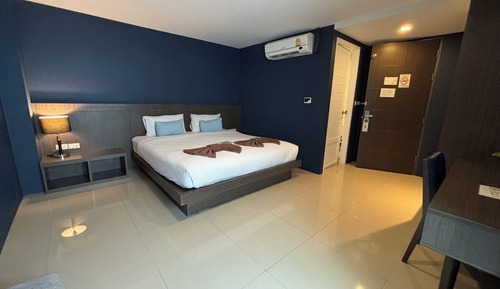 Deluxe Double Room, 1 King Bed, Non Smoking, No Windows