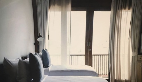 Neighborhood Balcony Studio Twin Bed