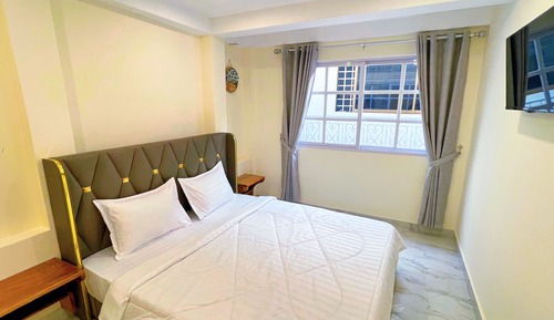 Standard Room, 1 King Bed, Private Bathroom