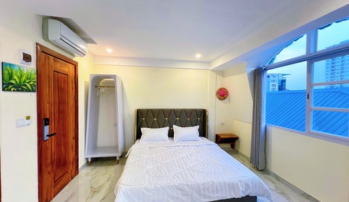 Deluxe Studio Suite, 1 King Bed, City View