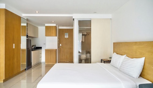 Superior Studio, 1 King Bed, Pets Allowed