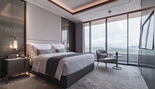 Premier King Balcony