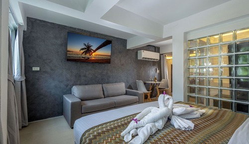 Design Studio Suite, 1 King Bed, Patio, Garden View