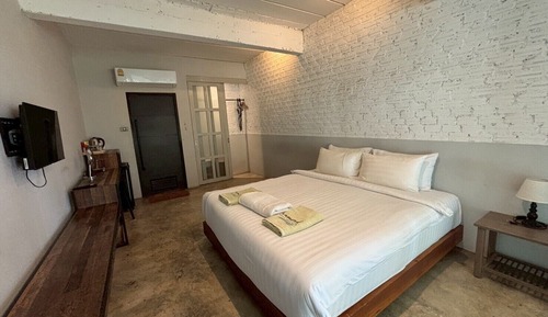 Queen Room with Balcony (Next to Bar and Restaurant, Music Played from 10:00AM - 12:00AM)