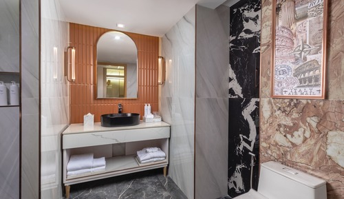 Dual Shower King with club privileges