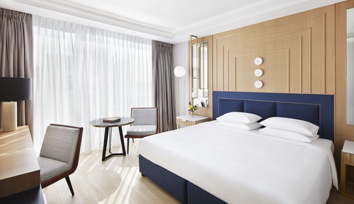 1 King Bed Deluxe