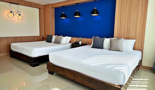 Family Room - Free Airport Shuttle