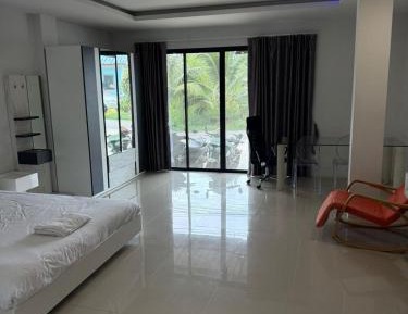 Classic One-Bedroom Apartment with King Bed