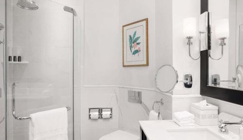 Colonial King Suite