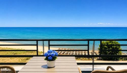 Blue Sky Split-Level Suite with Rooftop Jetted Tub – Sea View
