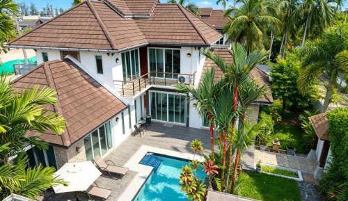 Villa with Garden View