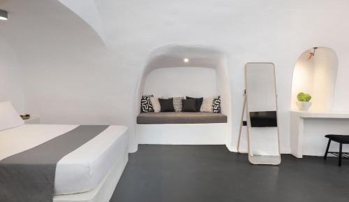 Superior Family Cave room with shared pool access