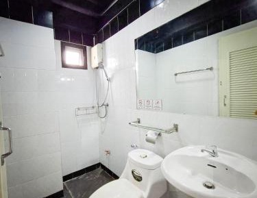 6-Bed Mixed Dormitory Room