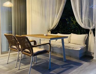 Deluxe One-Bedroom Apartment with Garden View