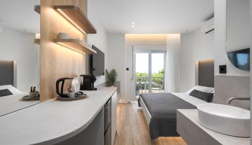 Deluxe Double Room with Balcony and Sea View