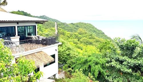 Two-Bedroom Apartment with Balcony and Sea View