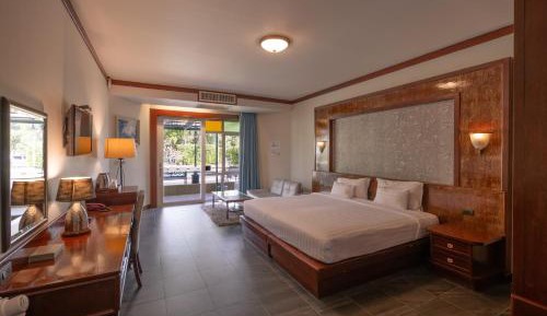 Junior Suite Pool Front