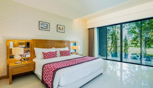 Deluxe with Pool Access