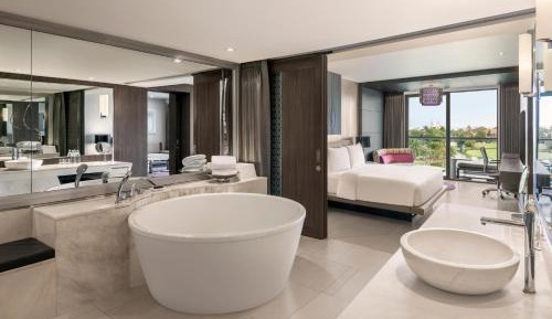 King Deluxe Suite with Golf View