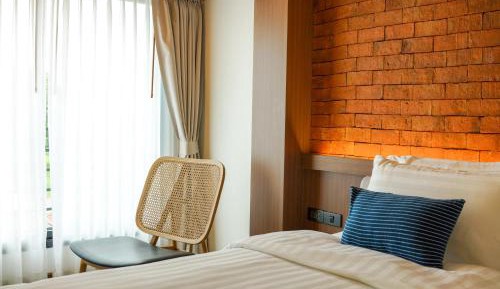 King Suite with Pool View